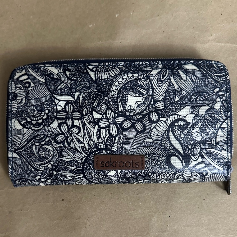 NEW Sakroots Exclusive Artist Print Spirit Desert Navy Blue Floral Zip Wallet